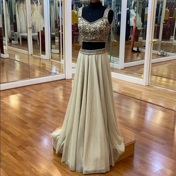 ✔️ nude colored two piece prom dress